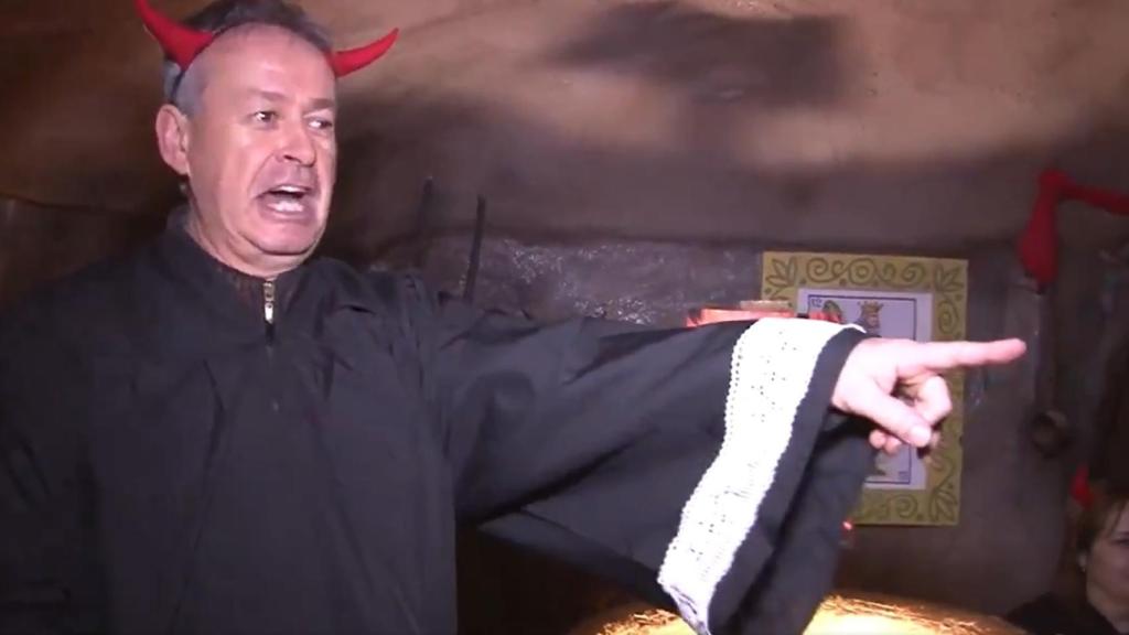 Uno de los cuatro figurantes que vestidos de diablos representan a los jueces del Supremo