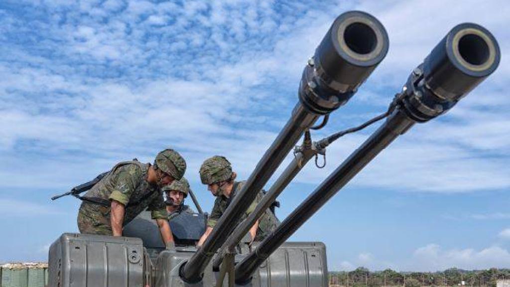 Maniobras de artillería antiaérea./