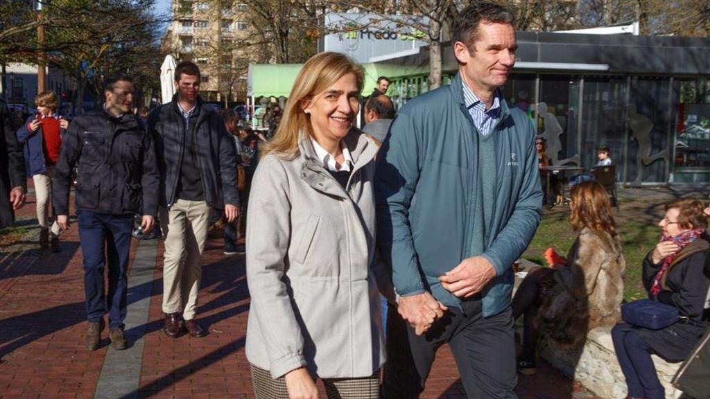 La infanta Cristina e Iñaki Urdangarin, de la mano, acompañados por sus hijos en Vitoria.