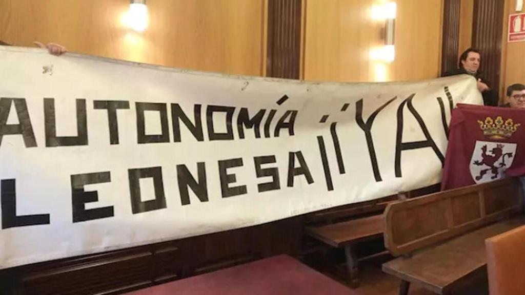 Pancarta en el interior del pleno del Ayuntamiento de León.