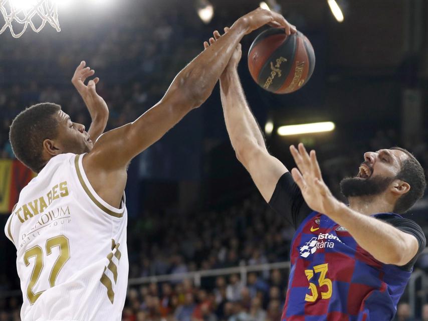 Tavares y Mirotic, durante El Clásico