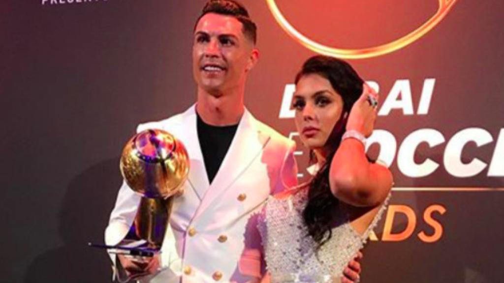 El escote de Georgina y el traje de Cristiano en los Globe Soccer