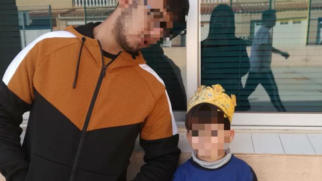 José Alberto posa junto a uno de sus hermanos.