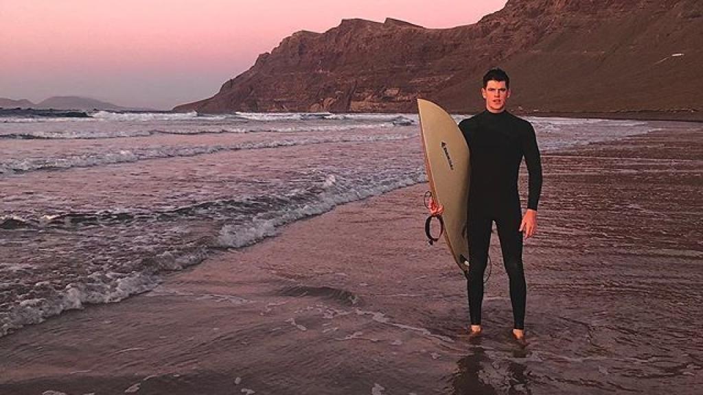 El protagonista de 'Élite' es un apasionado del surf.