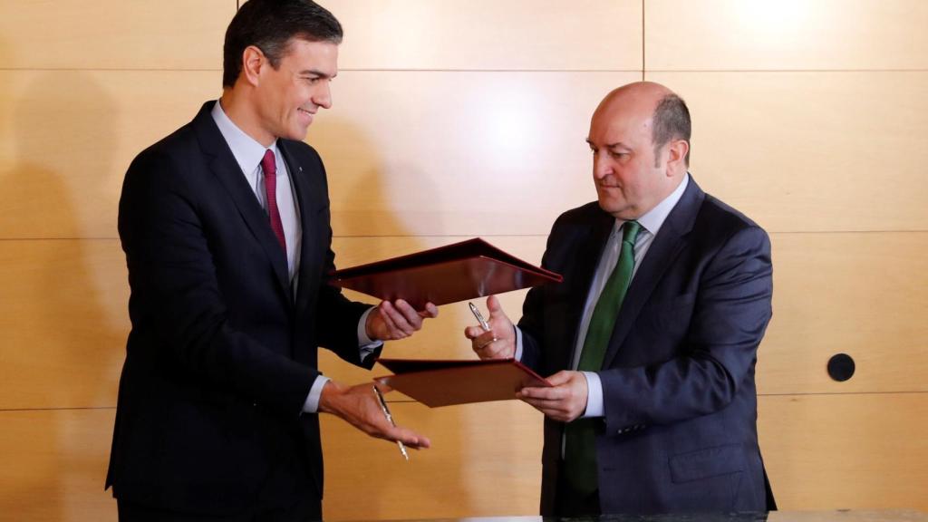 Pedro Sánchez y Andoni Ortuzar. Efe