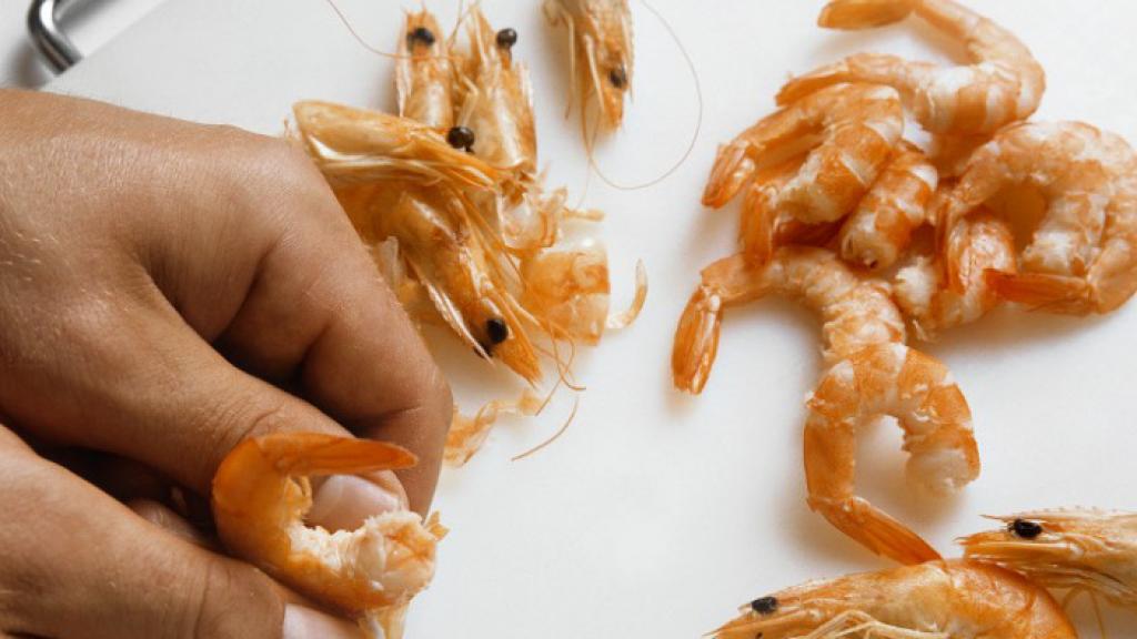 Pelando gambas.