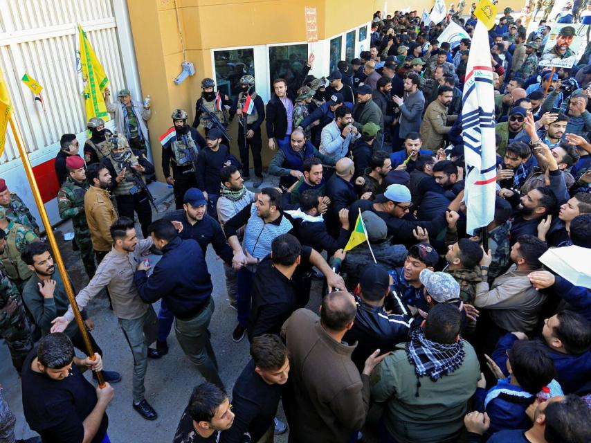 Los manifestantes irrumpen en la Embajada de EEUU en Bagdad.