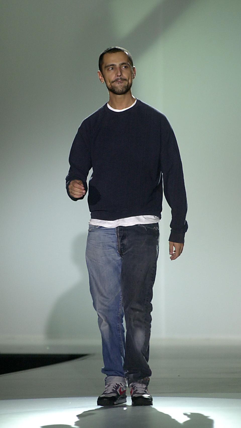 David Delfín saludando al final de un desfile en 2003.