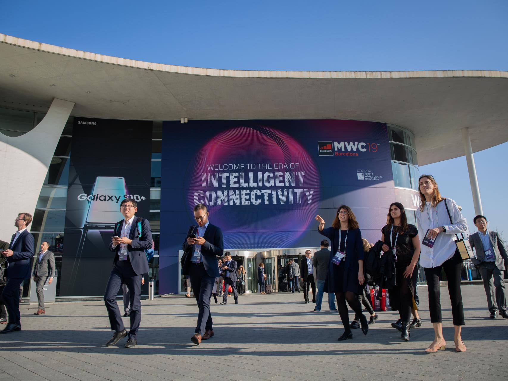 Visitantes del Mobile World Congress Barcelona - MWC 2019 en la entrada de Fira Barcelona.