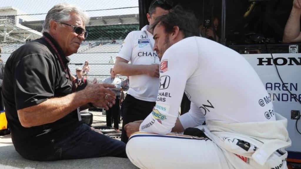 Fernando Alonso dialoga con Mario Andretti durante su participación en las 500 Millas de Indianápolis 2017