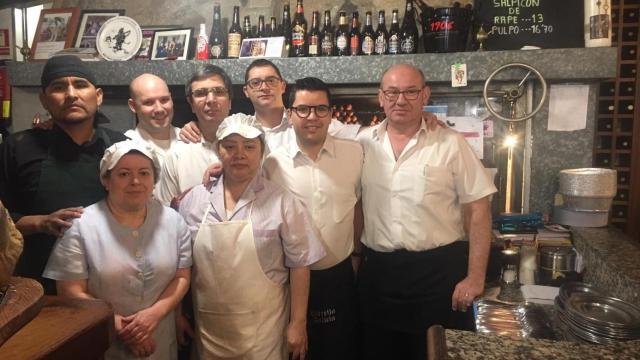 Los trabajadores de la parrillada Buenos Aires delante de la parrilla.