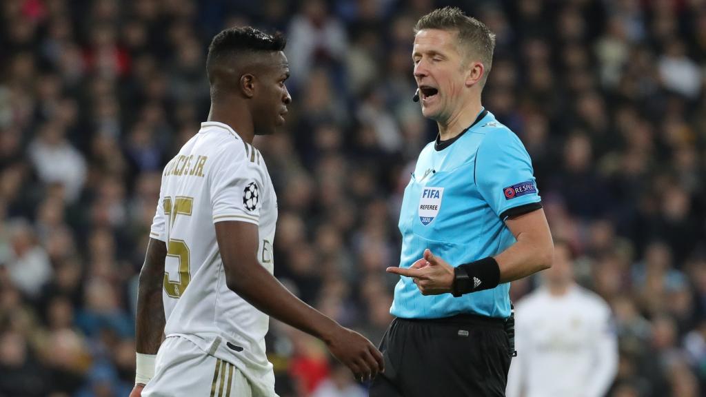 Vinicius y el árbitro durante el Real Madrid - Manchester City