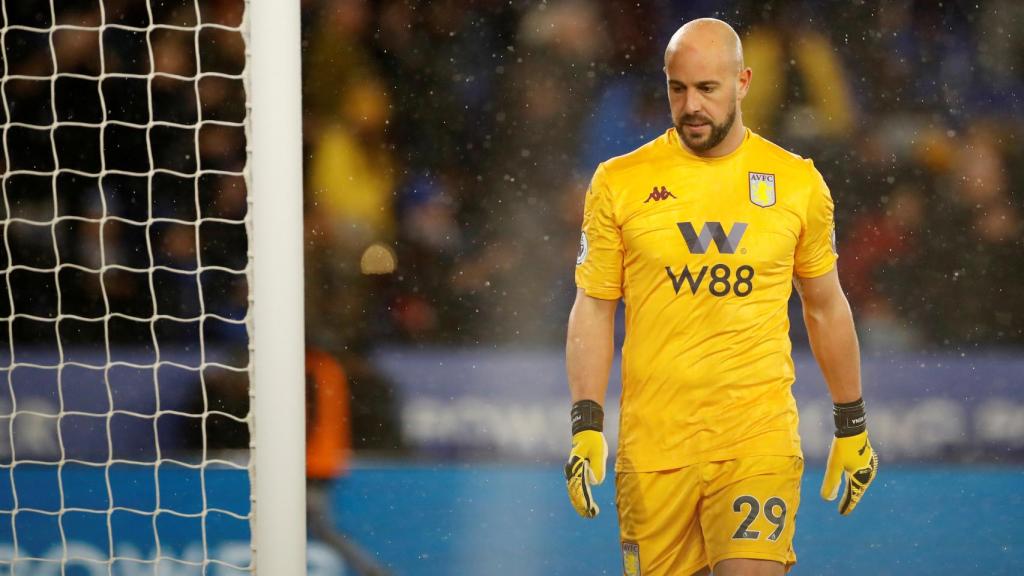 Pepe Reina, durante un partido con el Aston Villa