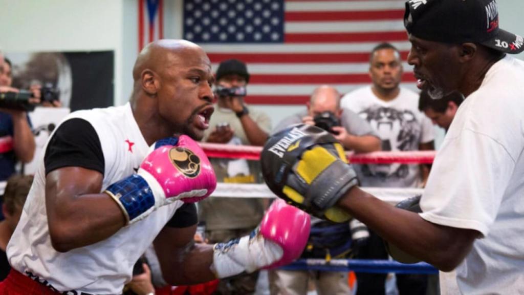 Floyd entrenando con su tío, Roger Mayweather