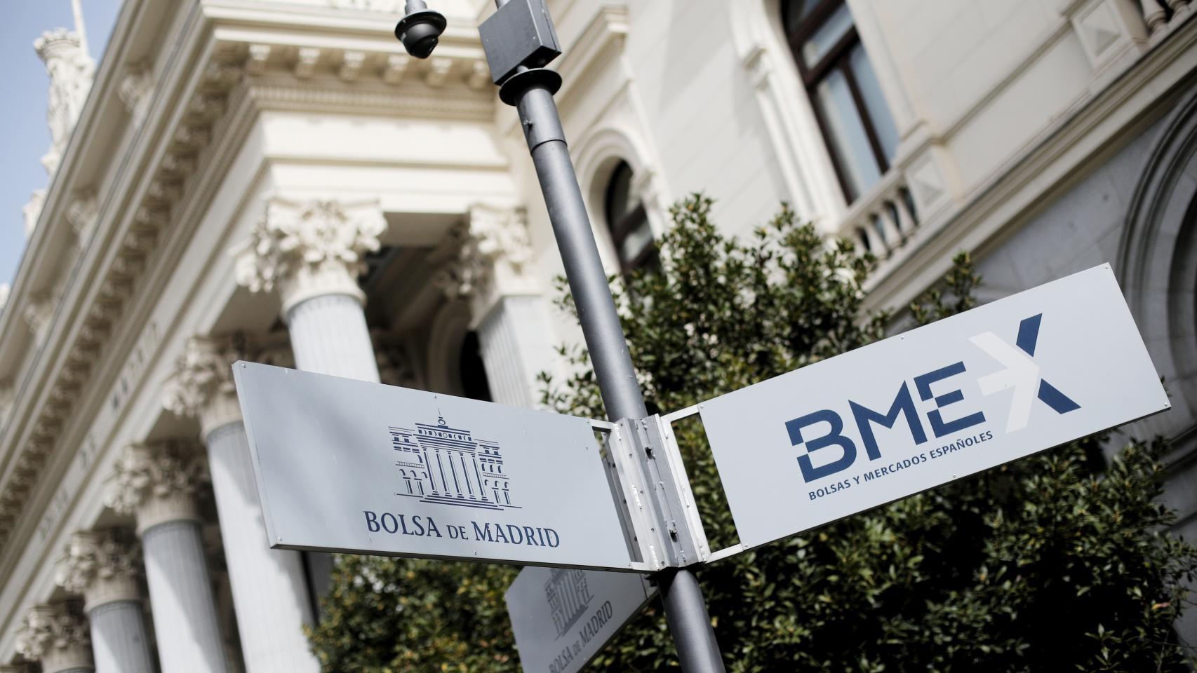 Indicadores en el exterior del Palacio de la Bolsa de Madrid.