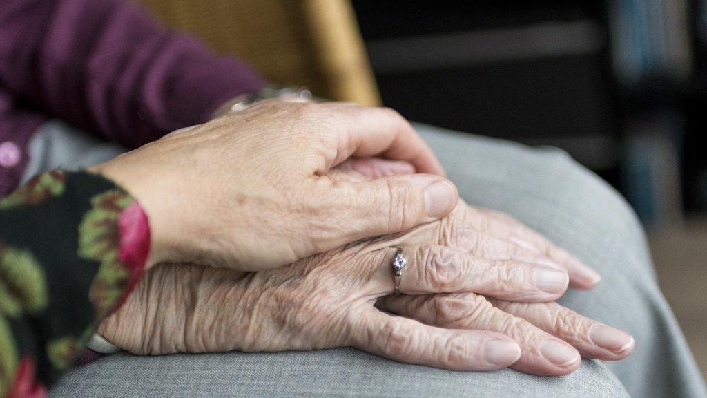 Mayores residencia ancianos viejos manos