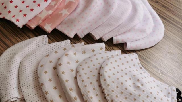 Coronavirus: La abuela coruñesa que pedía tela para hacer mascarillas ya las fabrica