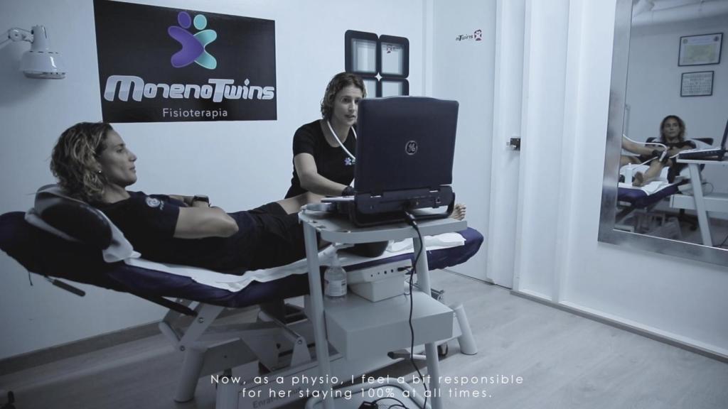 Daida revisando en su consulta de fisioterapia a Iballa Moreno