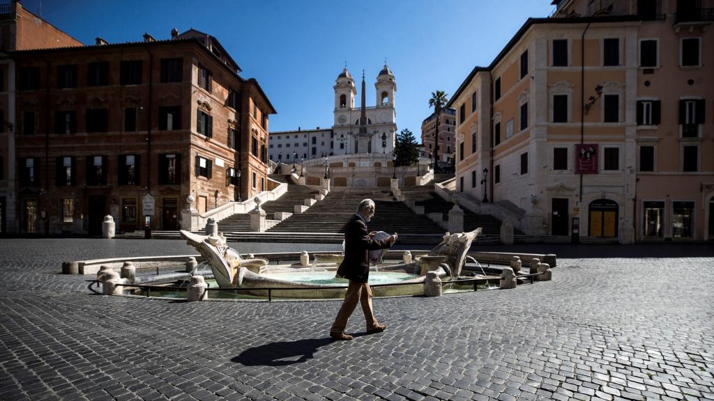 La emblemática Plaza de España en Roma, desierta por el coronavirus.