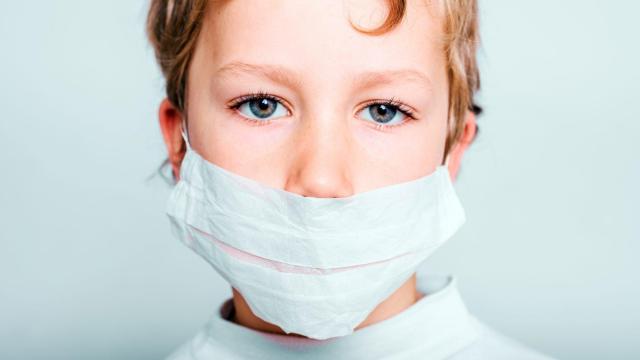 Una farmacia coruñesa soluciona las dudas sobre las mascarillas infantiles con tutoriales