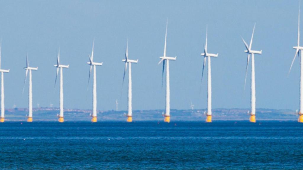 Una forma de producir hidrógeno para combustible es el empleo de plataformas eólicas marinas.