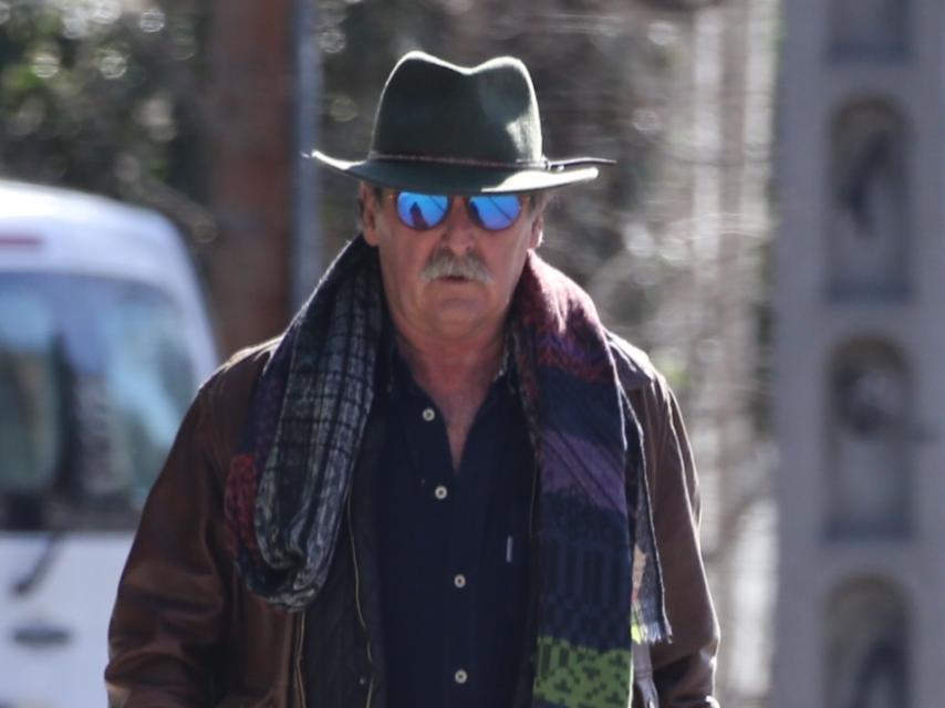 Charly, esposo de Lydia Lozano, dando un paseo en febrero de 2019.