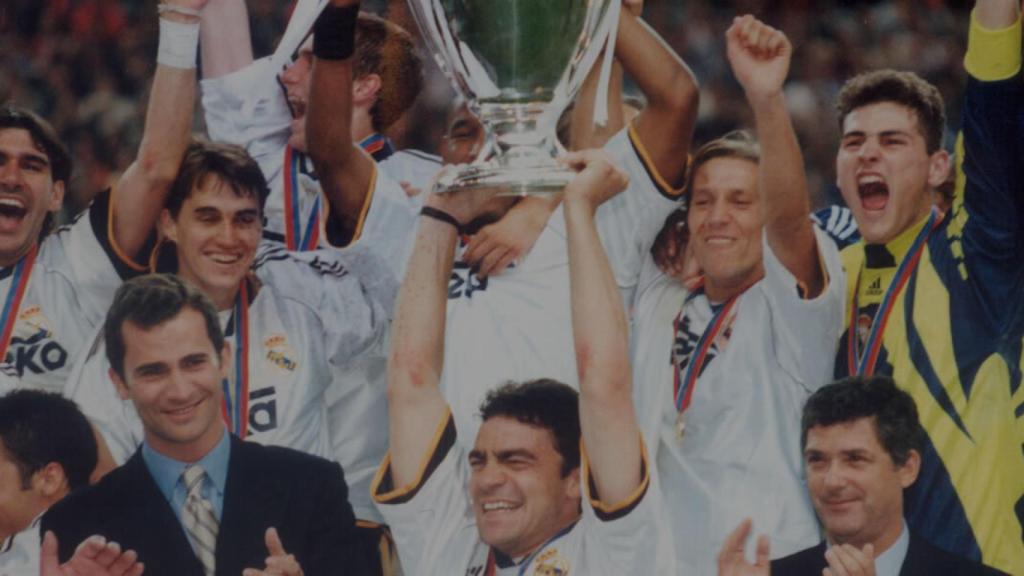 Savio Bortolini junto a sus compañeros del Real Madrid en la celebración de La Octava