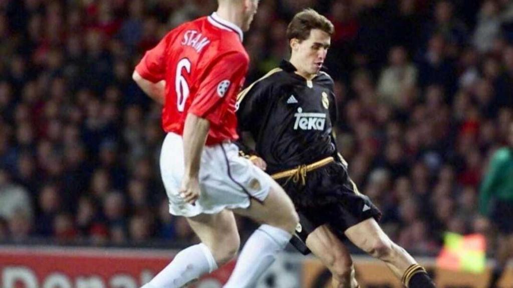 Savio ante Stam en el Manchester United - Real Madrid de la Champions 1999/2000