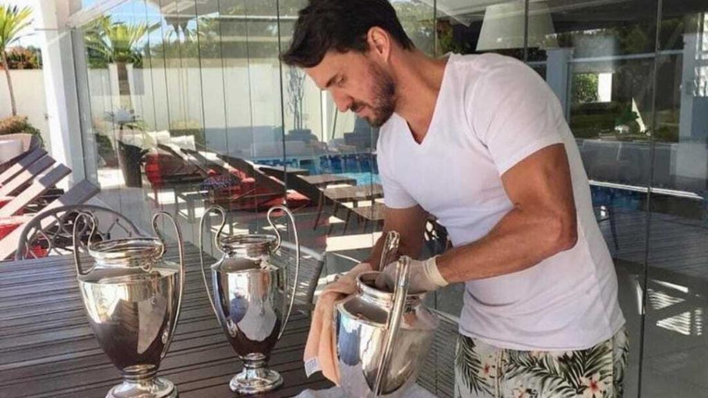 Savio Bortolini, en su casa, sacando brillo a sus tres Champions