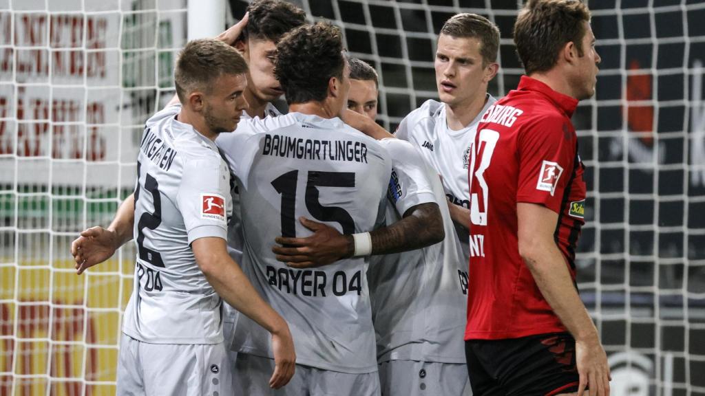 Los compañeros de Kai Havertz le felicitan por su gol ante el Friburgo