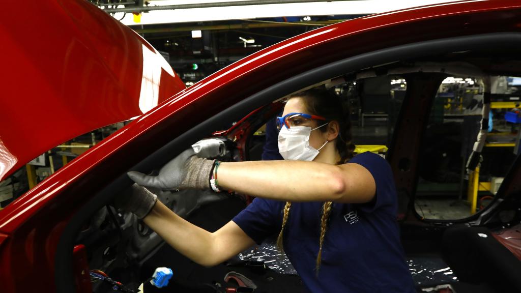 Una trabajadora en la planta de PSA en Figueruelas.