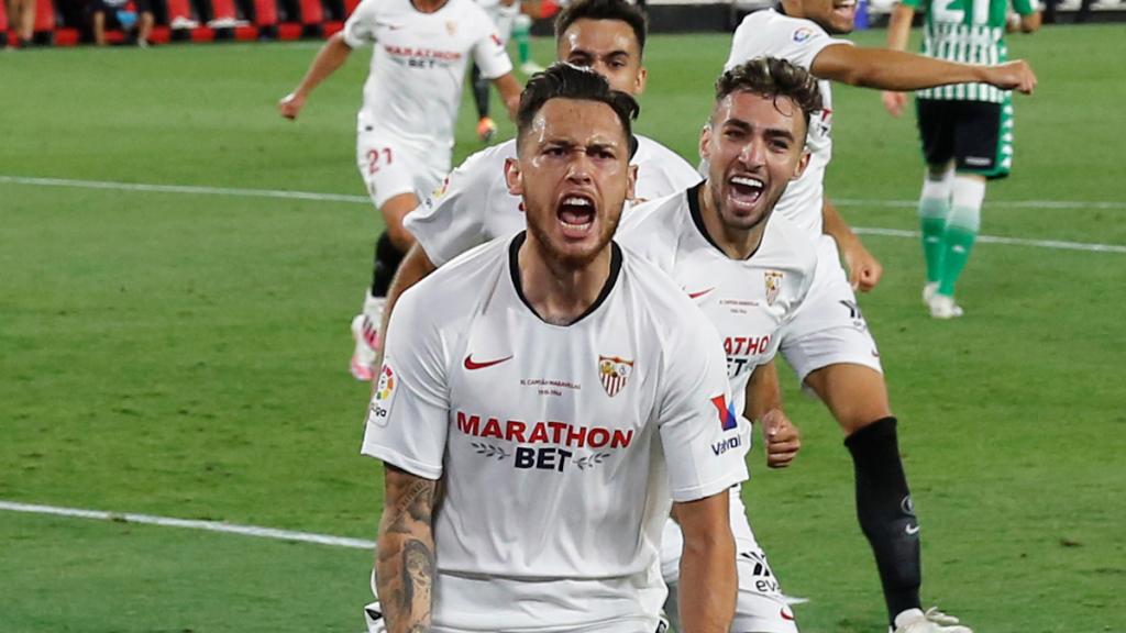 Lucas Ocampos celebra su gol del Sevilla contra el Betis