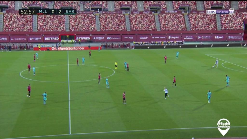 Un espontáneo se cuela en el Mallorca - Barcelona a puerta vacía