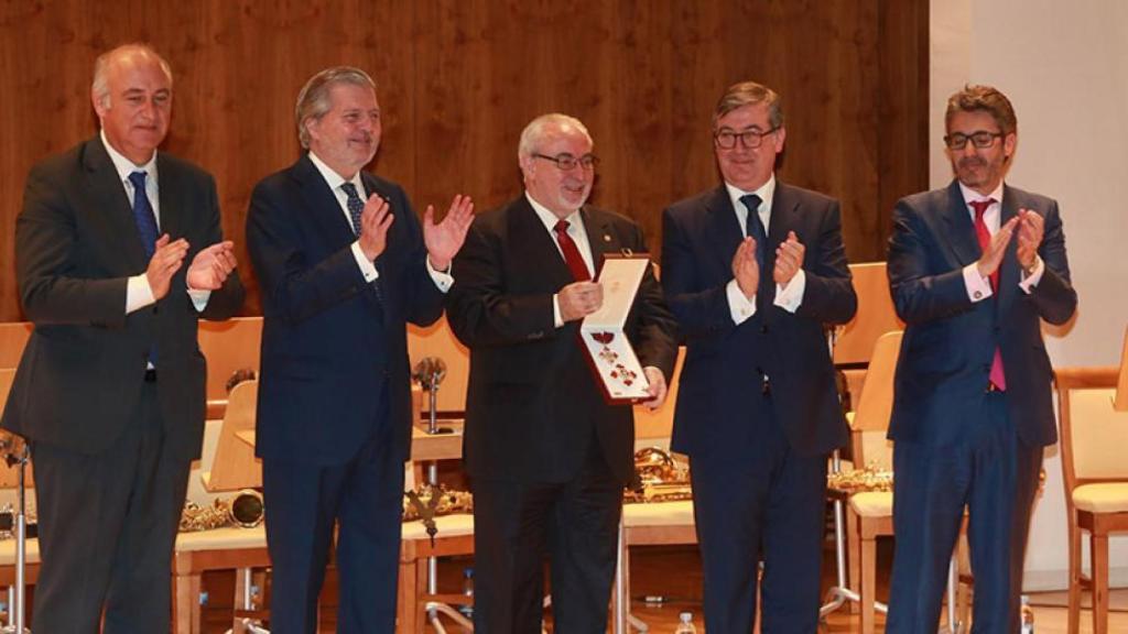 Íñigo Méndez de Vigo, entregando a José Luis Mendoza la condecoración de Encomienda con Placa de la Orden Civil de Alfonso X el Sabio.