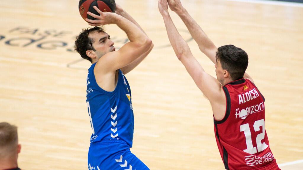 Vitor Benite tira en el Casademont Zaragoza - San Pablo Burgos