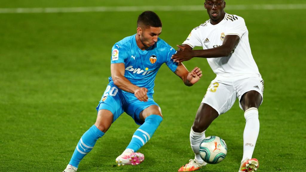 Mendy disputa el balón con Ferran Torres