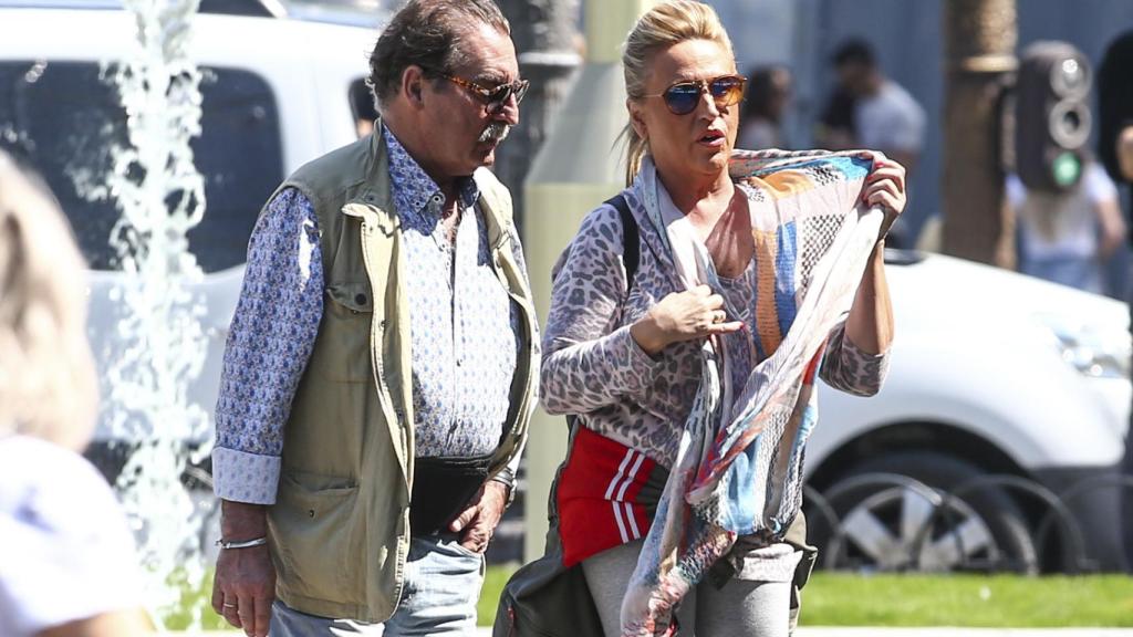 Lydia y su marido dando un paseo por París en 2019.