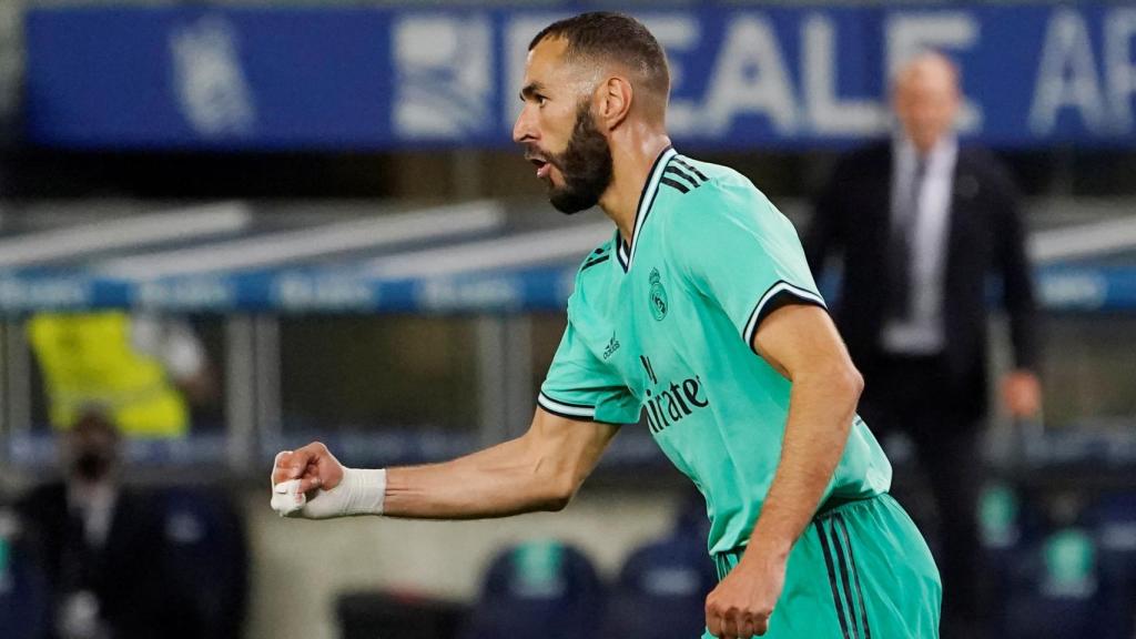 Karim Benzema celebra su gol a la Real Sociedad