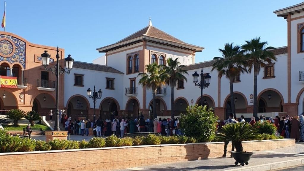 Son cientos y cientos de temporeros que hacen cola desde el amanecer frente al Ayuntamiento.