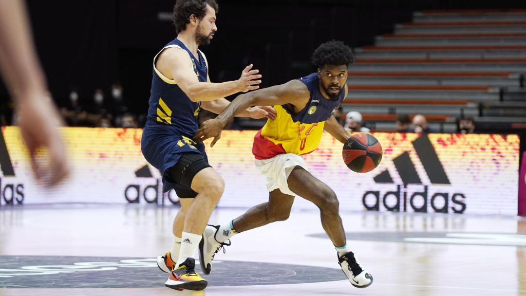 Llull disputando un balón en la fase final