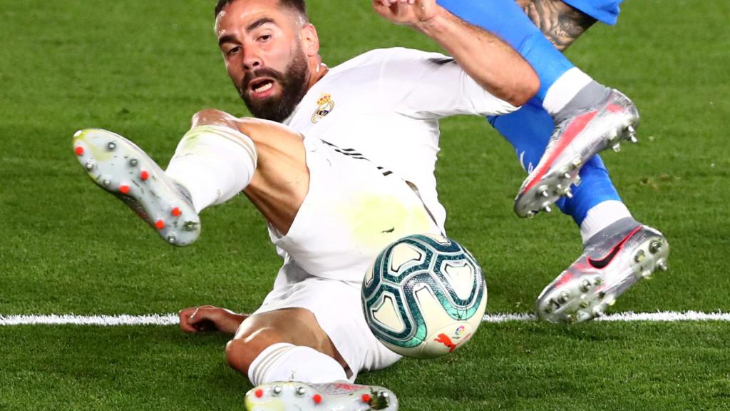 Dani Carvajal se tira al suelo para intentar robar un balón