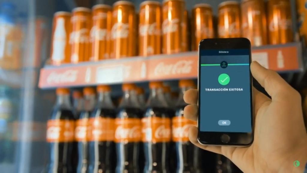 Un usuario paga en un establecimiento con una aplicación de criptomonedas.