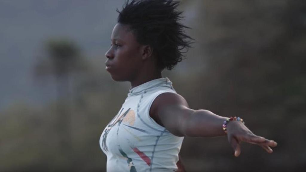 La surfista de Sierra Leona Kadiatu Kamara. Foto: YouTube