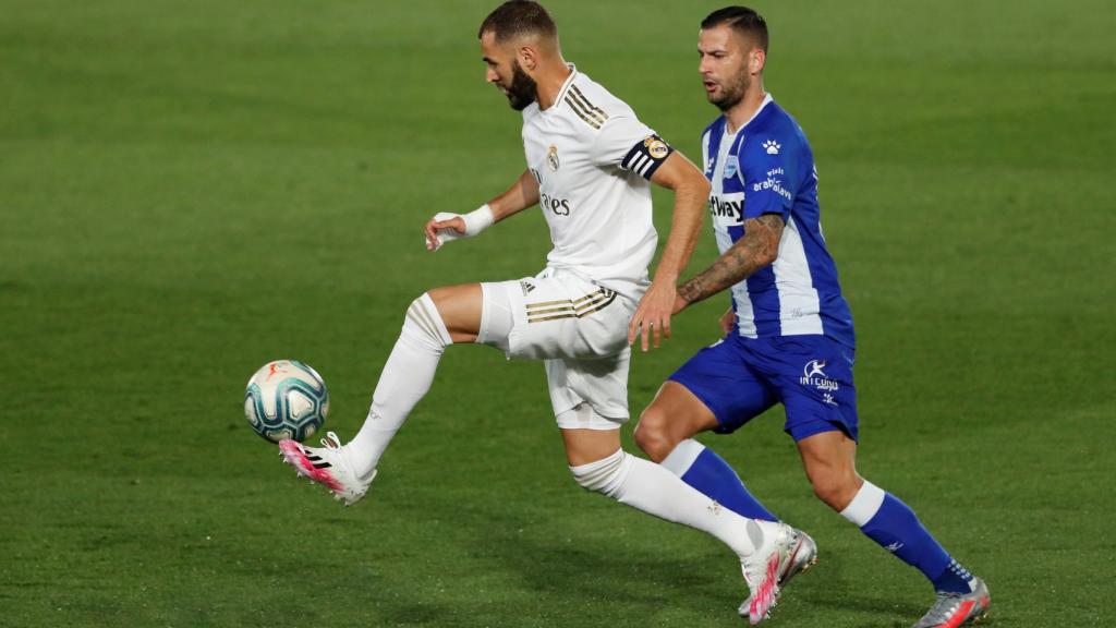 Karim Benzema frente a la portería del Alavés