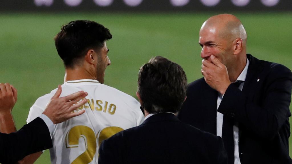 Zidane dialoga entre risas con Marco Asensio
