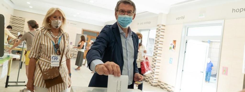 Feijóo votando en Vigo.