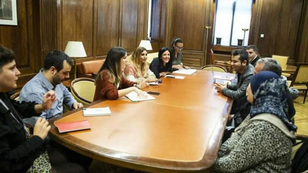 Dina Bousselham -a la derecha- siempre ha apoyado al Hirak, y en España acompañó a los padres del líder encarcelado.