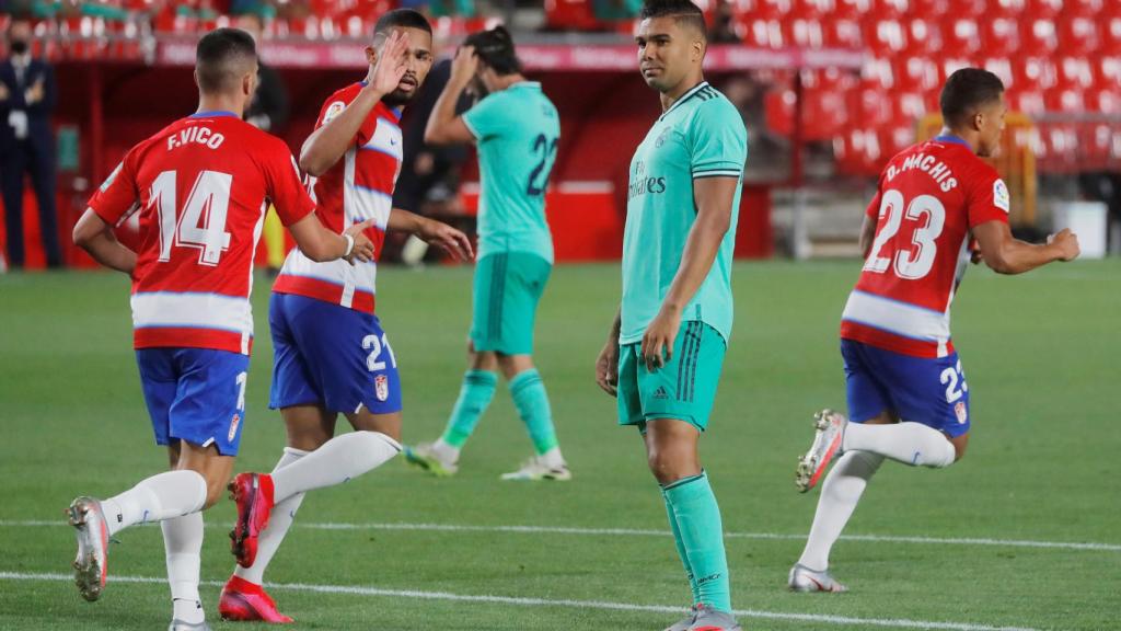 Darwin Machis, con el balón, corre hacia el círculo central tras recortar la distancia con el Real Madrid
