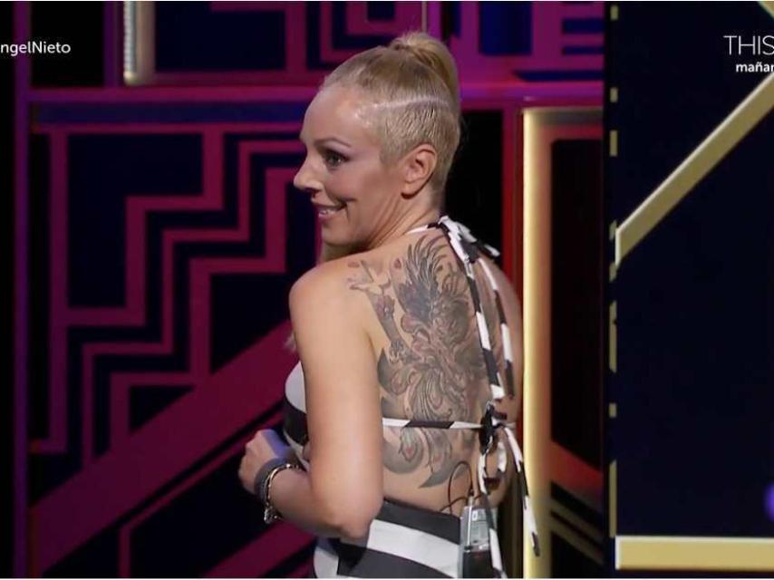 Rocío Carrasco muestra el enorme tatuaje que tiene en su espalda.