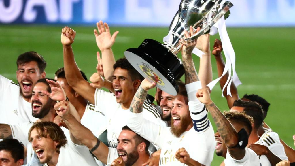 Sergio Ramos con el trofeo de campeón de Liga